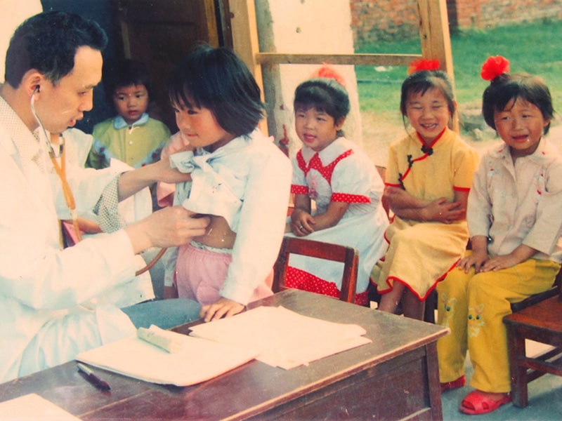 1989年六一兒童節廠醫務室為職工幼兒園小朋友體檢